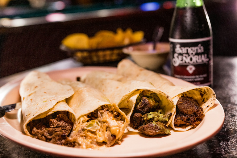Aufgeschnittener Burrito mit Hack und Rührei